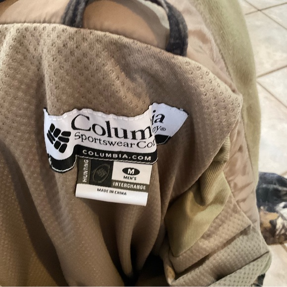 Columbia waterproof, camo hunting coat, Size M, Excellent Condition! - Picture 2 of 9